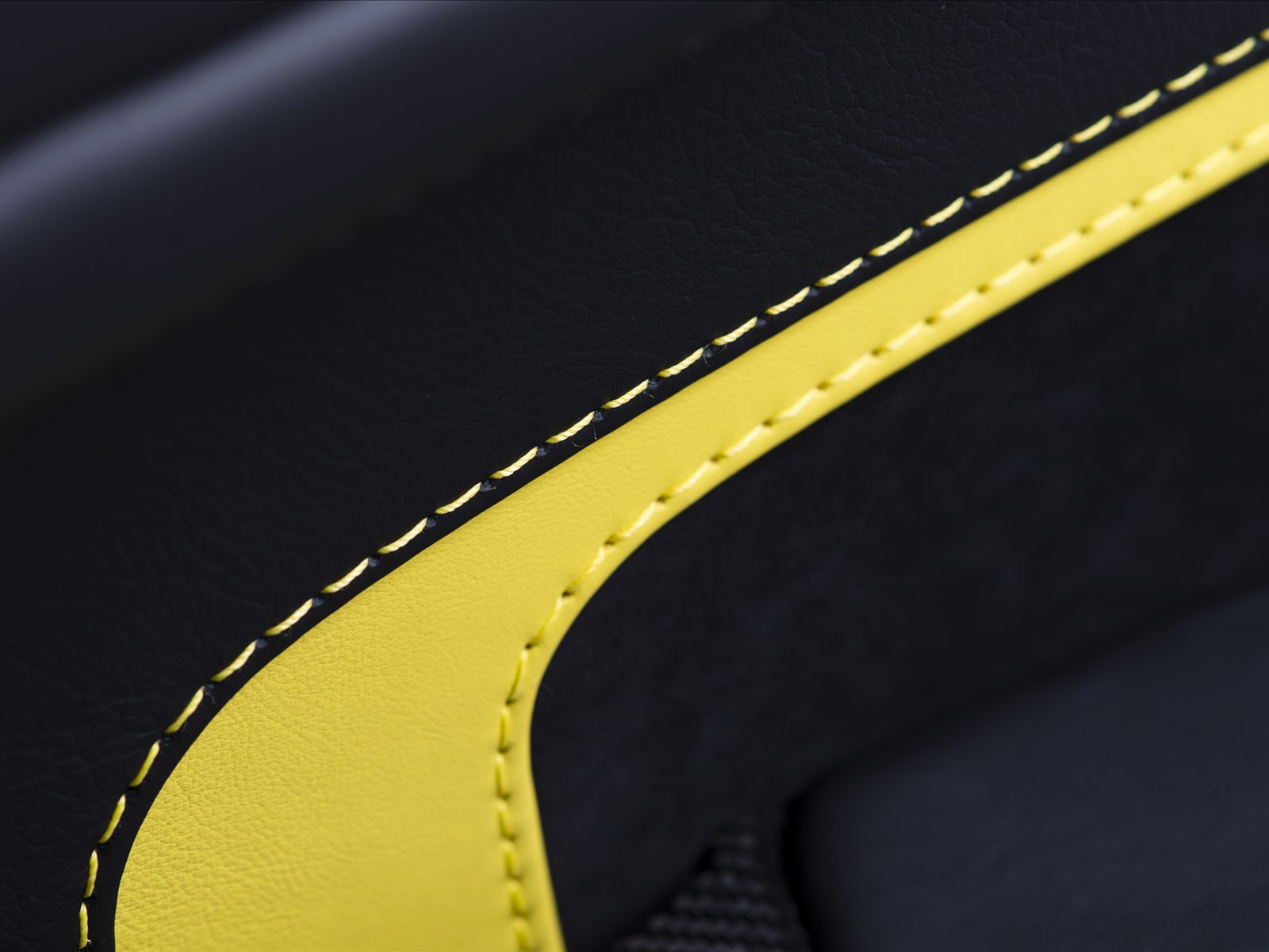 Aston Martin V12 Vantage S 2014